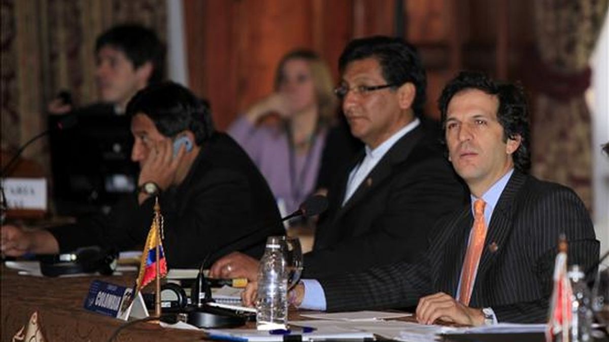 El canciller de Colombia, Jaime Bermúdez (d), y su homólogo de Bolivia, David Choquehuanca (i), participan este 29 de julio en la reunión extraordinaria de ocho de los doce cancilleres de la Unasur, en Quito, Ecuado. EFE