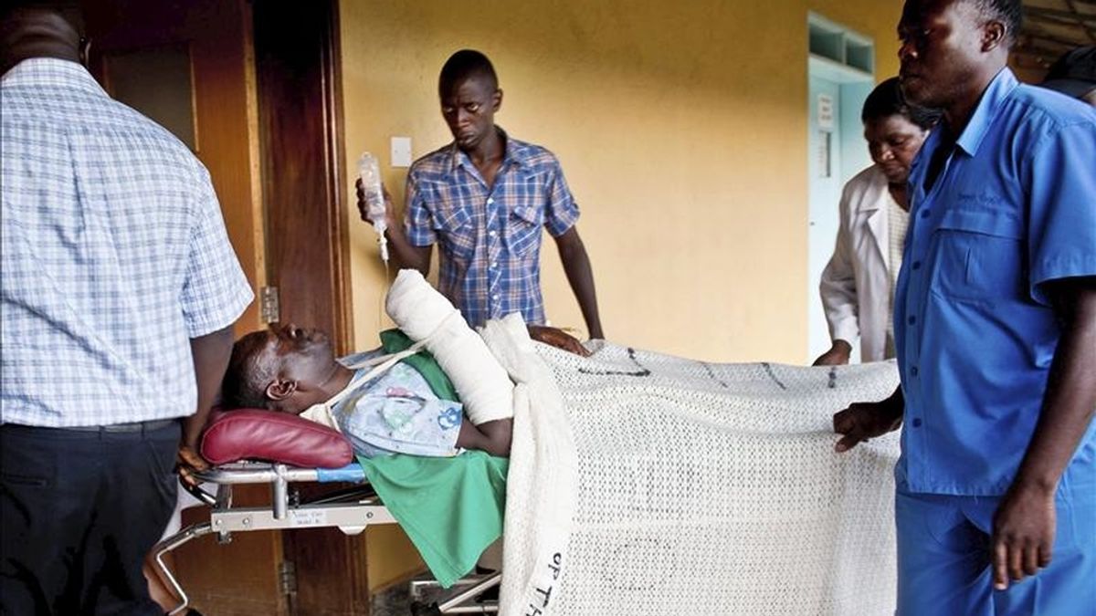 El líder de la oposción ugandesa, Kizza Besigye, (c), llega en camilla a un hospital de Kampala, Uganda, tras ser herido durante una protesta en la que las Fuerzas de Seguridad de Uganda han dispersado a tiros a los participantes. EFE