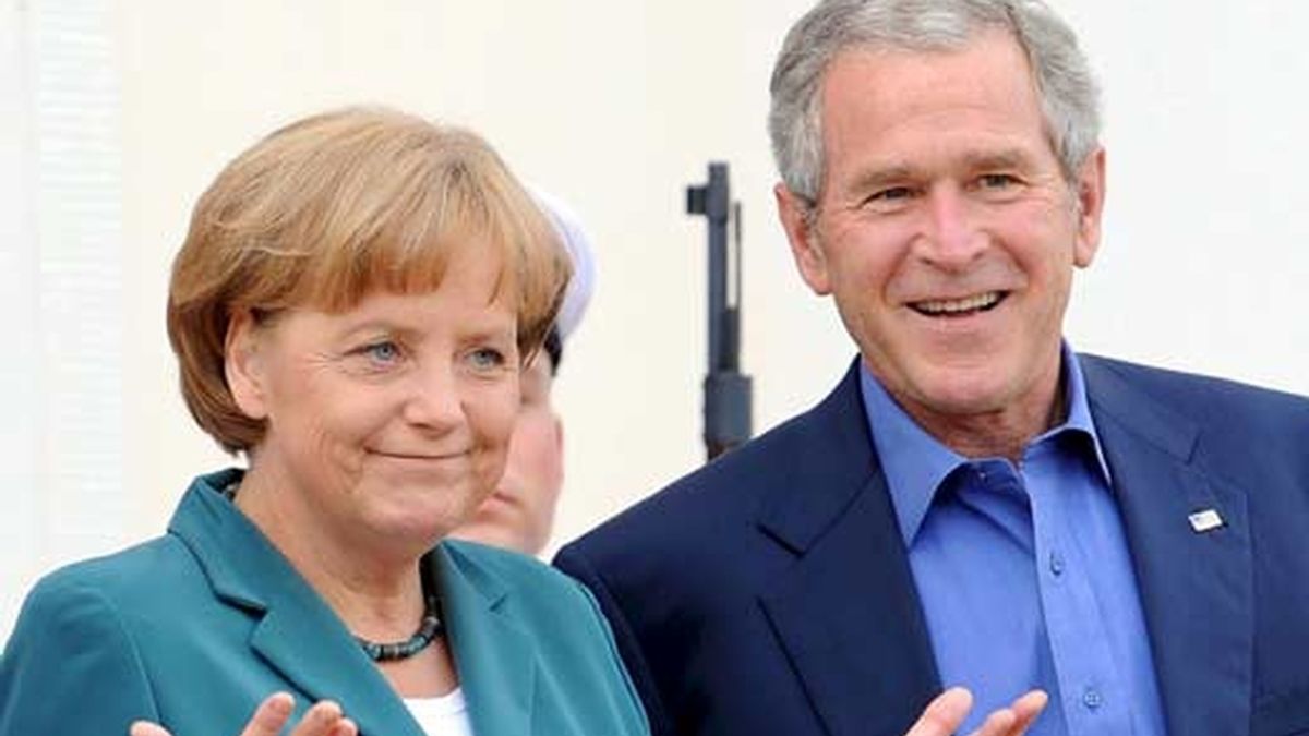 El presidente de los Estados Unidos, George W. Bush, (d),conversa con la canciller alemana Angela Merkel, (i), tras su llegada a la casa de invitados del gobierno alemán en la localidad de Meseberg. Foto: EFE