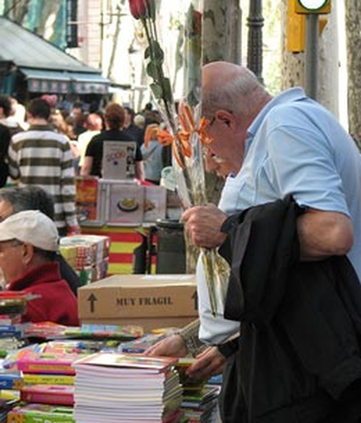 Los catalanes celebran Sant Jordi regalando un libro y una flor.