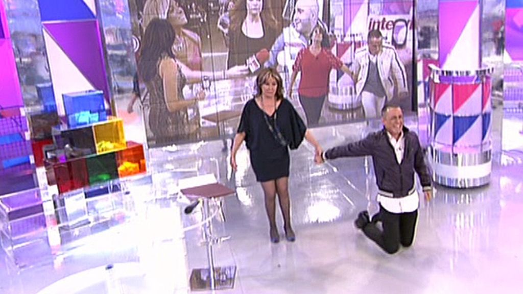 Kiko anda de rodillas y Mila Ximénez tras él