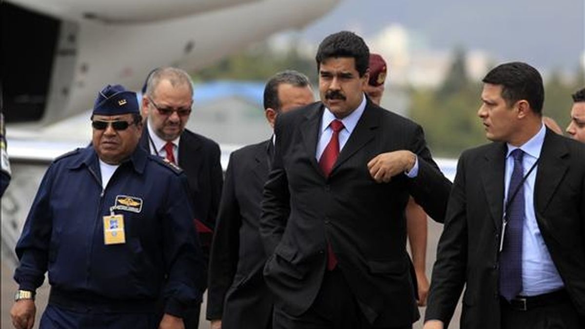 El canciller venezolano, Nicolás Maduro (c), a su llegada este 29 de julio a Quito, Ecuador, donde asistirá a la reunión extraordinaria del Consejo de Cancilleres de la Unasur, para analizar la crisis colombo-venezolana. EFE