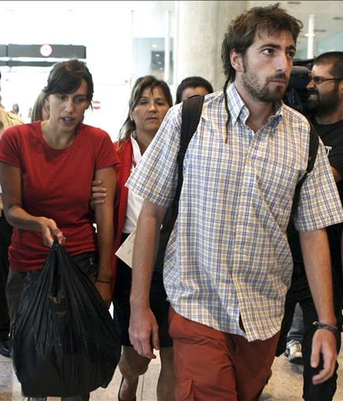 El barcelonés Bernat Palau y la mallorquina Aina Frau, los dos jóvenes supervivientes del accidente en un río mexicano, en el que perdieron la vida tres personas y una cuarta continua desaparecida, a su llegada hoy al aeropuerto de El Prat de Barcelona. EFE El barcelonés Bernat Palau y la mallorquina Aina Frau, los dos jóvenes supervivientes del accidente en un río mexicano, en el que perdieron la vida tres personas y una cuarta continua desaparecida, a su llegada hoy al aeropuerto de El Prat de Barcelona. EFE