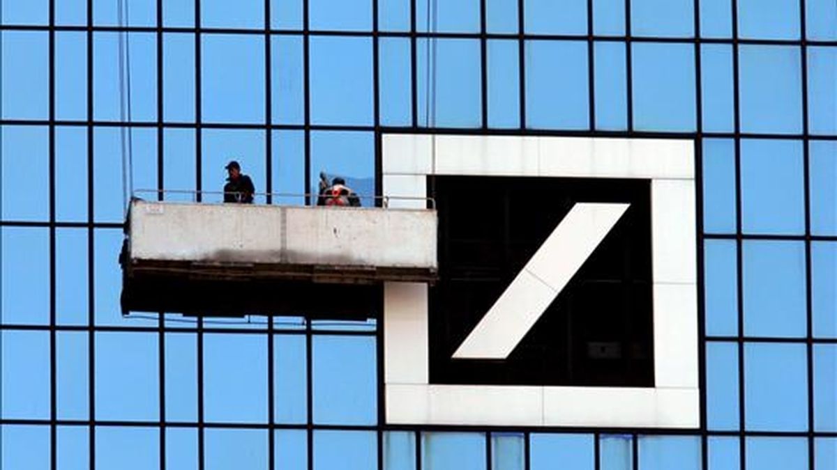 Limpiacristales trabajando en la fachada de la sede central del Deutsche Bank en Fráncfort, Alemania. EFE/Archivo