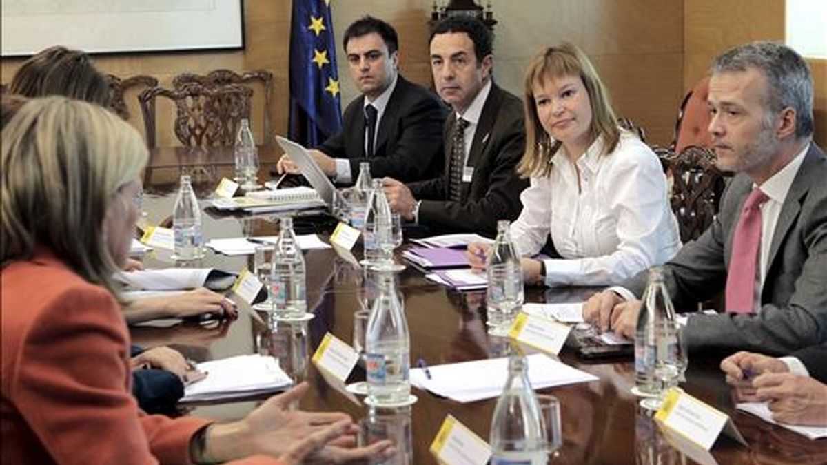 La ministra de Sanidad, Política Social e Igualdad, Leire Pajín (2d), junto al secretario de Estado de Seguridad, Antonio Camacho (d), y al delegado del Gobierno para la Violencia de Género, Miguel Lorente (3d), durante la reunión con representantes del Consejo General del Poder Judicial y de la Fiscalía para analizar el crecimiento del número de mujeres víctimas de la violencia machista durante los últimos meses, esta tarde en el Congreso de los Diputados. EFE