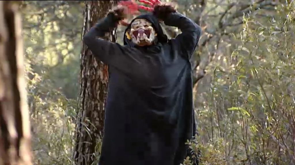 Chema se disfraza de monstruo para asustar a Luisma y a Machu