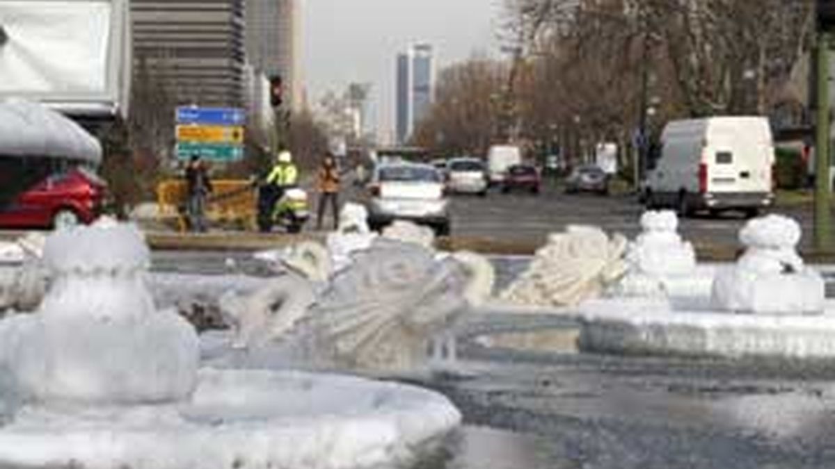 Las temperaturas bajo cero que se han registrado en Madrid durante la noche, han hecho que una de las fuentes del Paseo de la Castellana apareciera helada este jueves. Foto: EFE