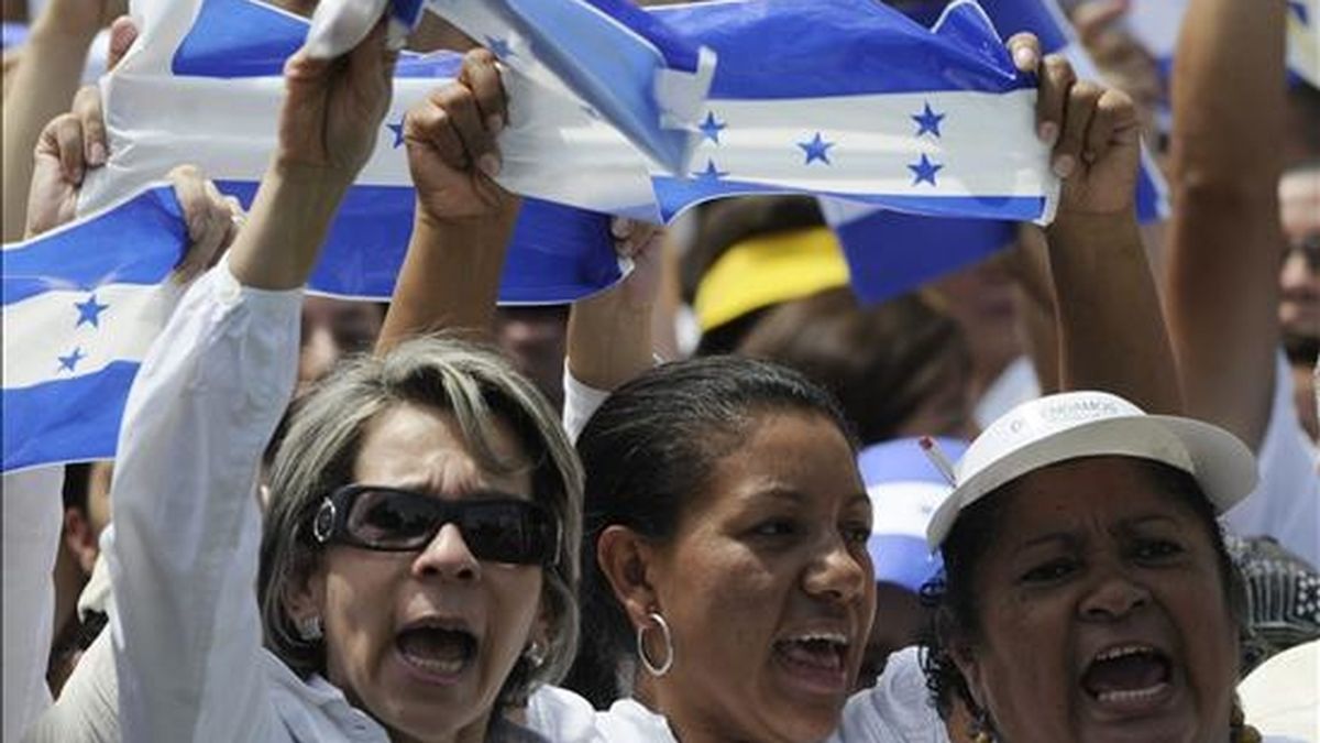 El diputado Juan Orlando Hernández, del opositor Partido Nacional de Honduras, dijo a Efe que "hay preocupación de que Honduras siga siendo miembro de la ALBA, por el componente militar que implica ser miembro de ese organismo". EFE