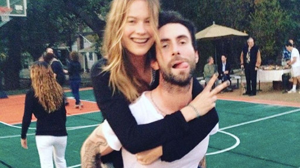 Behati Prinsloo y Adam Levine, un matrimonio muy divertido