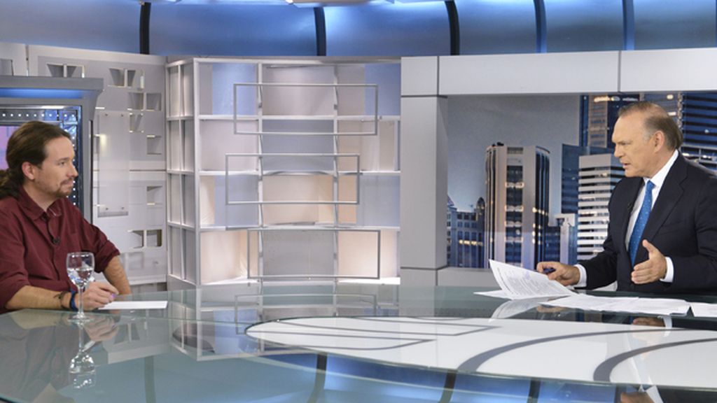 Pablo Iglesias en el plató de Informativos Telecinco con Pedro Piqueras