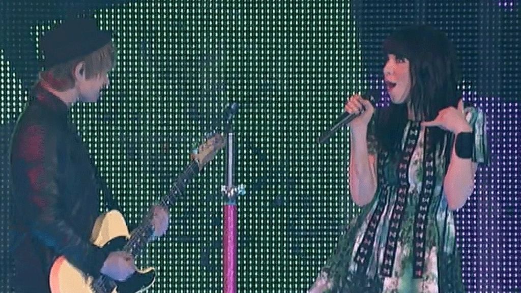 Carly Rae Jepsen canta junto a los finalistas