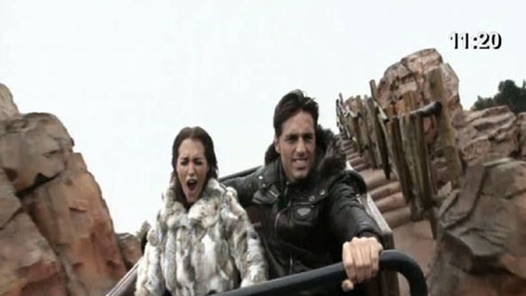 David Bustamante y Paula Echevarría en Disney con su hija Daniela