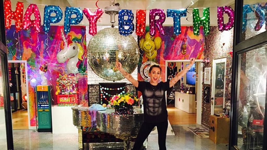 Mundo 'rainbow', tarta de perro, glitter... Un cumpleaños de Miley 100% estilo Cyrus