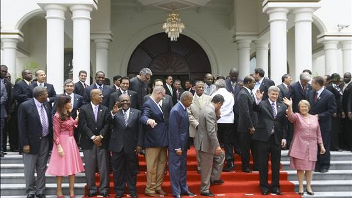 Los presidentes se colocan para la foto de clausura de la V Cumbre de las Américas que se ha celebrado en Puerto España, capital de Trinidad y Tobago desde el pasado viernes. EFE