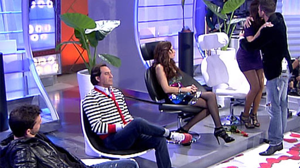 Víctor entra a pretender a Indhira