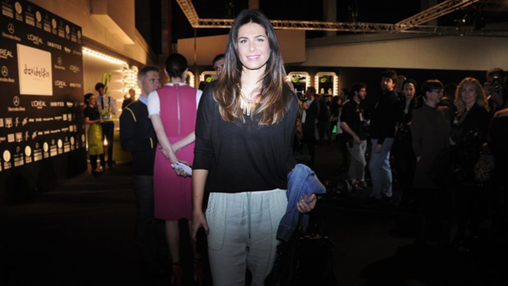 Nuria Roca en el kissing room tras prestar mucha atención a lo nuevo de David Delfín