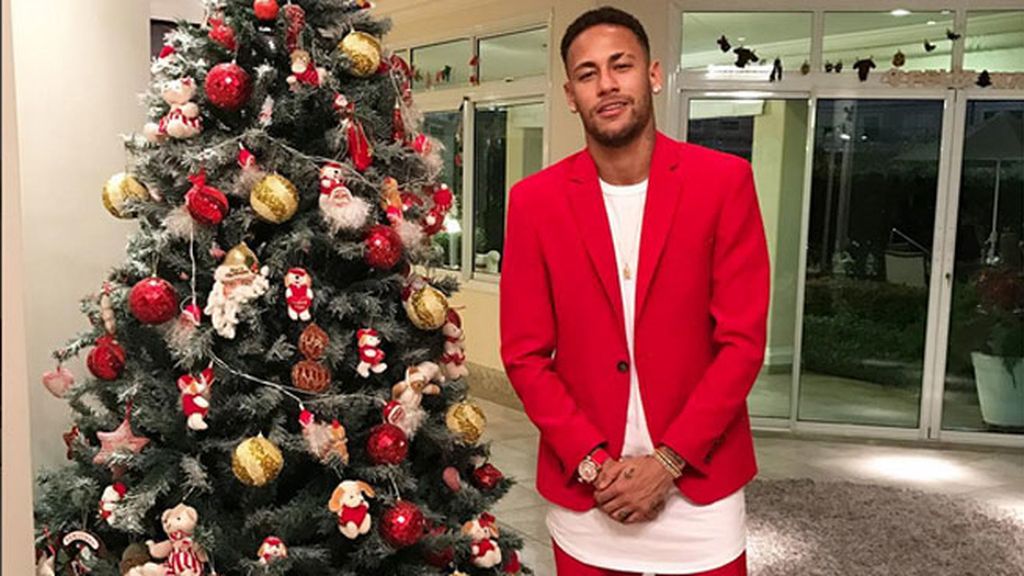 El 'look' Papá Noel con americana pantalón corto y sketchers de Neymar