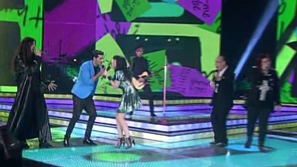 Carly Rae Jepsen canta junto a los finalistas