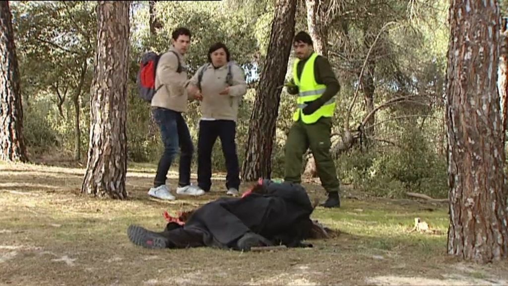 Chema se disfraza de monstruo para asustar a Luisma y a Machu