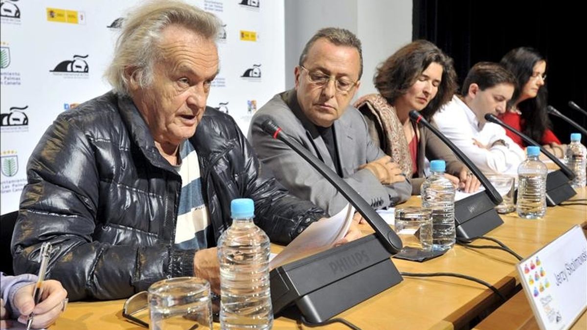 El presidente del jurado del XII Festival Internacional de Cine de Las Palmas de Gran Canaria, el director polaco Jerzy Skolimowsky (i), y el director del certamen, Claudio Utrera (2i), anunciaron hoy el palmarés de premios del festival. EFE