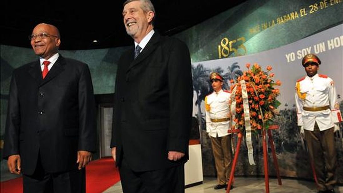 El presidente de Sudáfrica, Jacob Zuma (i), y el vicecanciller cubano, Marcos Rodríguez (2-i), participan en una ceremonia de ofrenda floral ante un busto del prócer cubano José Martí. EFE