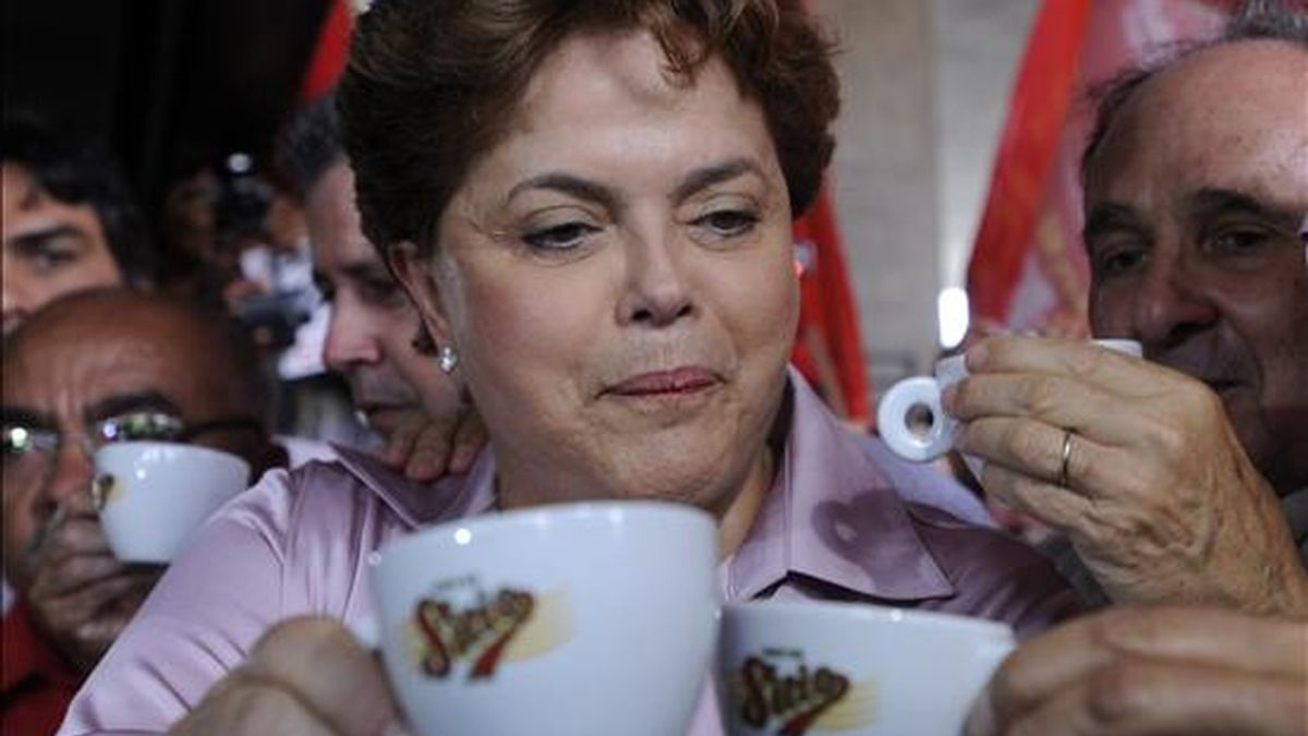 La imagen registró a la candidata del Partido de los Trabajadores (PT) a la presidencia de Brasil, Dilma Rousseff (c), durante en un acto de campaña este martes en Brasilia (Brasil). EFE La imagen registró a la candidata del Partido de los Trabajadores (PT) a la presidencia de Brasil, Dilma Rousseff (c), durante en un acto de campaña este martes en Brasilia (Brasil). EFE
