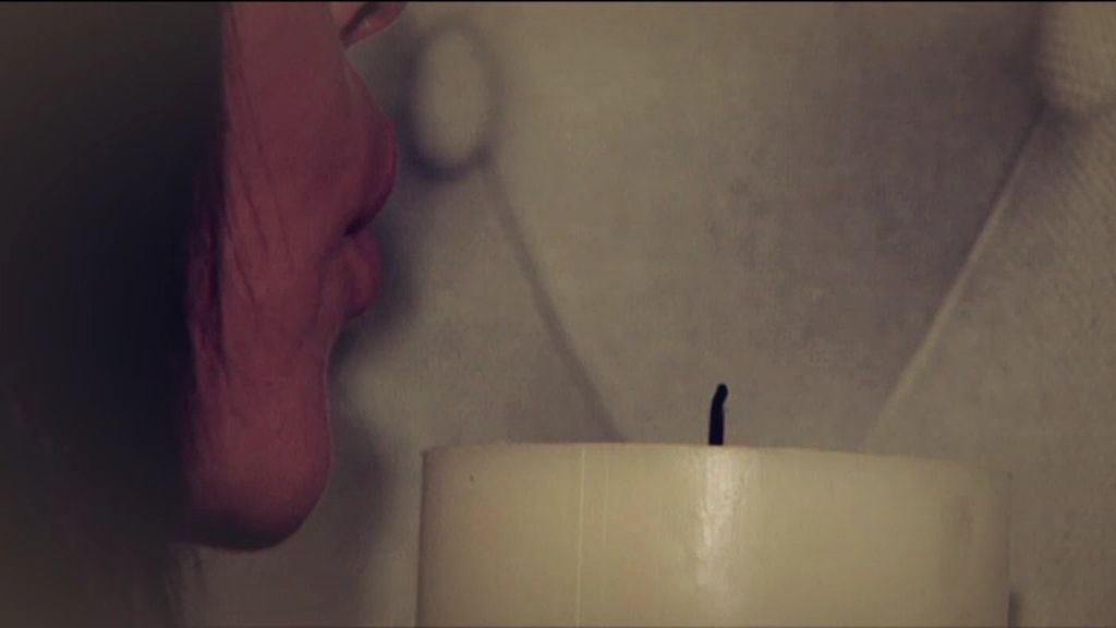 Cena romántica, brindis y velas