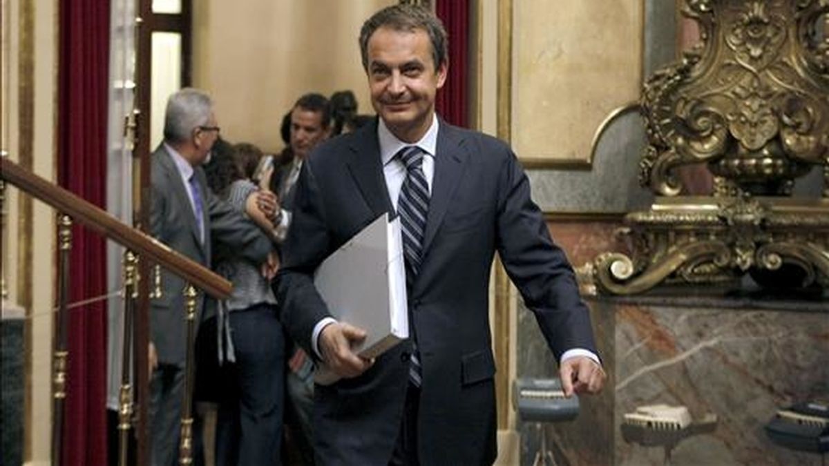 El presidente del Gobierno, José Luis Rodríguez Zapatero, a su llegada al Congreso donde hoy se celebra la sesión de control al Ejecutivo, y en la que se hablará, entre otros asuntos, sobre las críticas del Banco de España al aumento del déficit público. EFE