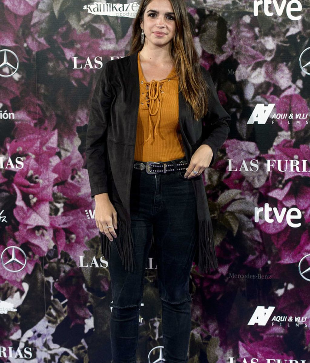 Elena Furiase prefirió un 'look' más otoñal, en teja y con flecos