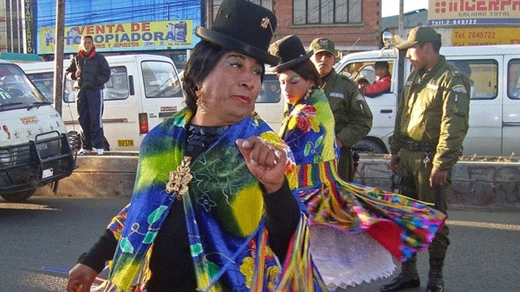 Evento folclórico en la primera celebración del Orgullo Gay en El Alto (Bolivia)