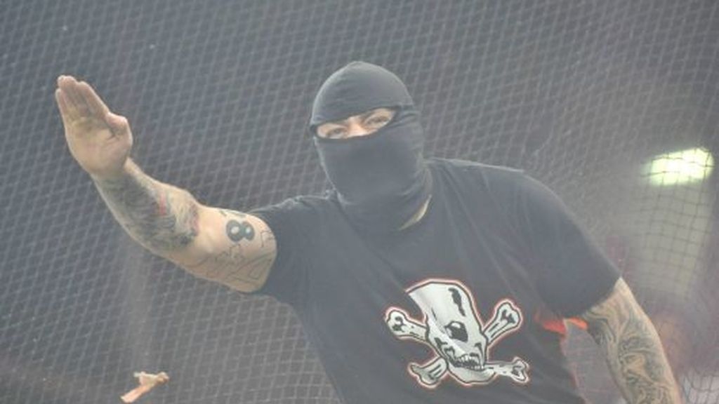 Los ultras serbios revientan el Italia-Serbia y destrozan Génova