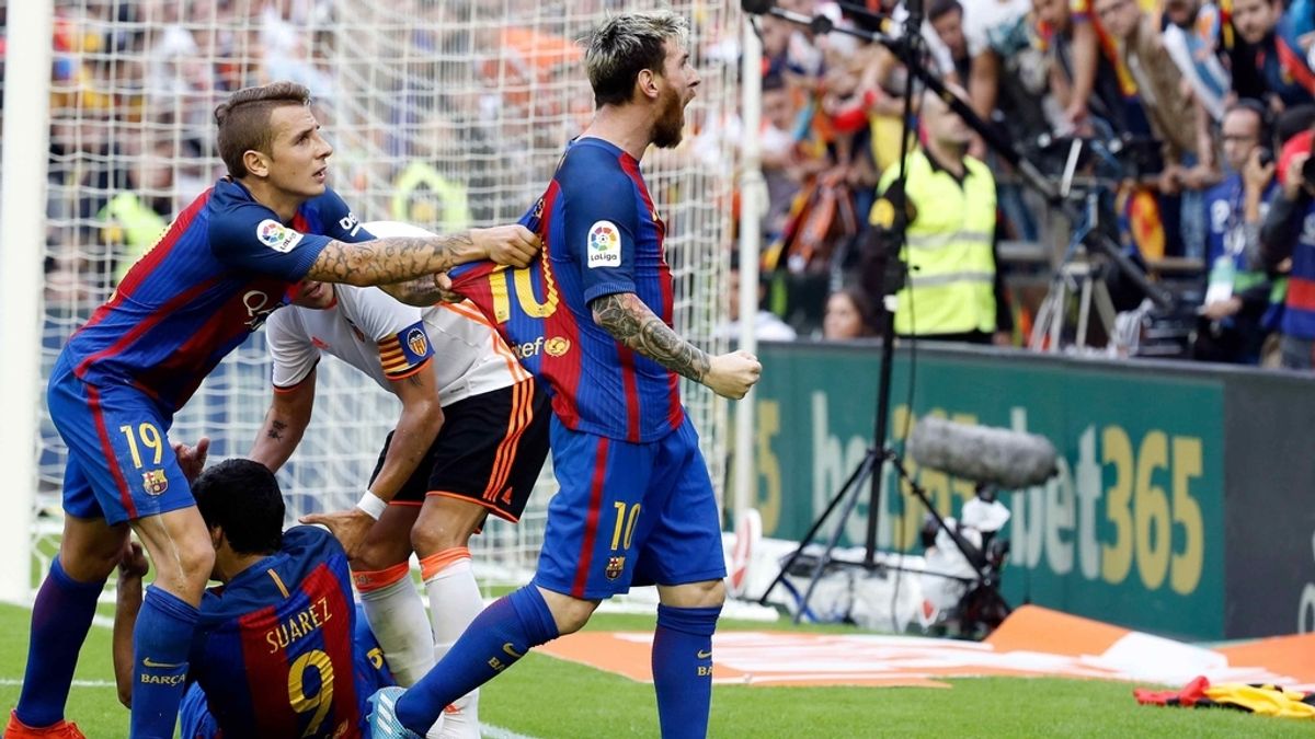 Messi celebra el último gol y la victoria ante una grada de Mestalla