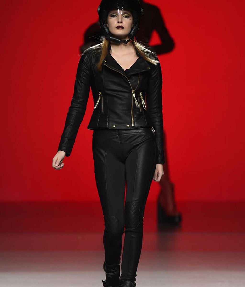 Las moteras más sexies se suben a la pasarela