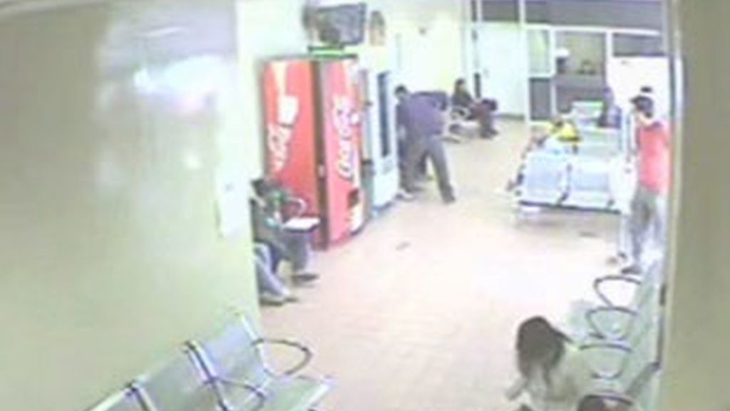 Momento en el que un hombre apuñala al joven que esperaba en el hospital. Vídeo: Todo Noticias.