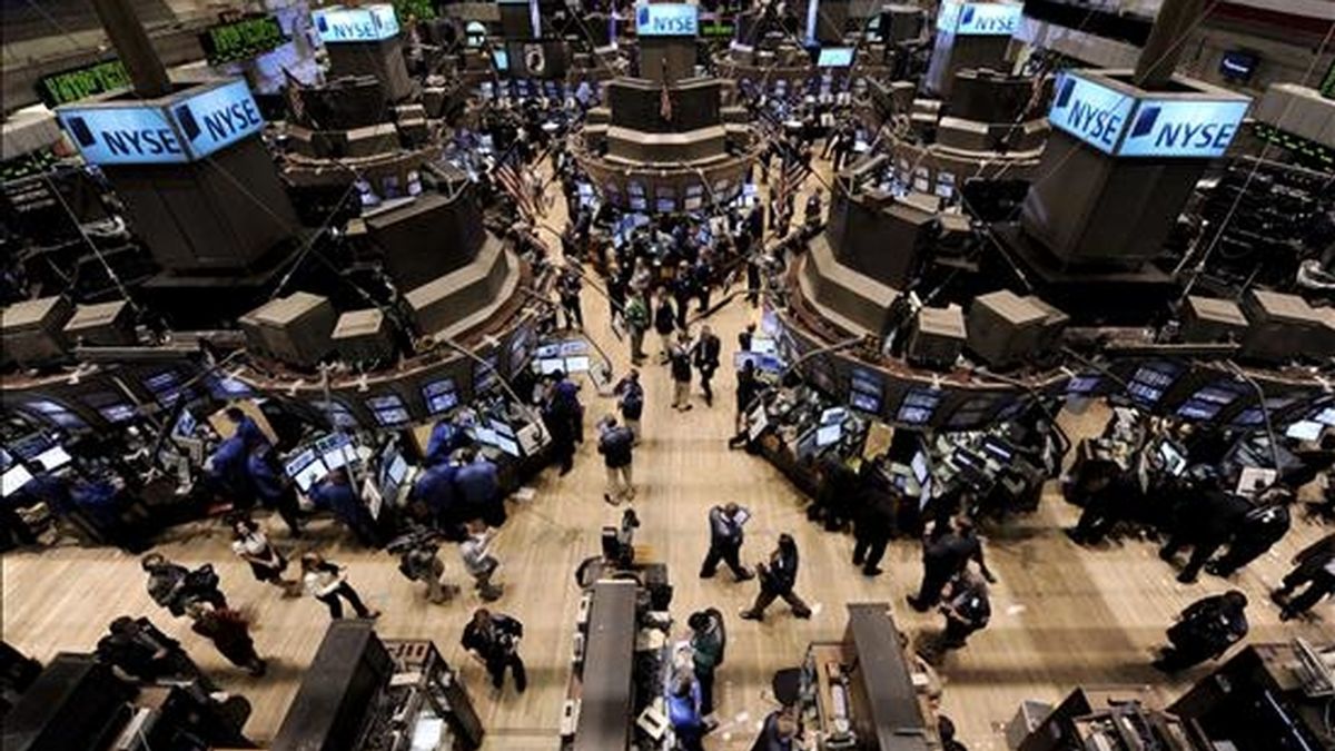 El Dow Jones de Industriales sumó 7,8 puntos para acabar en 11.577,51 unidades, mientras que el selectivo S&P 500 se dejó un 0,02% y el índice compuesto del mercado Nasdaq perdió un 0,38%. EFE/Archivo