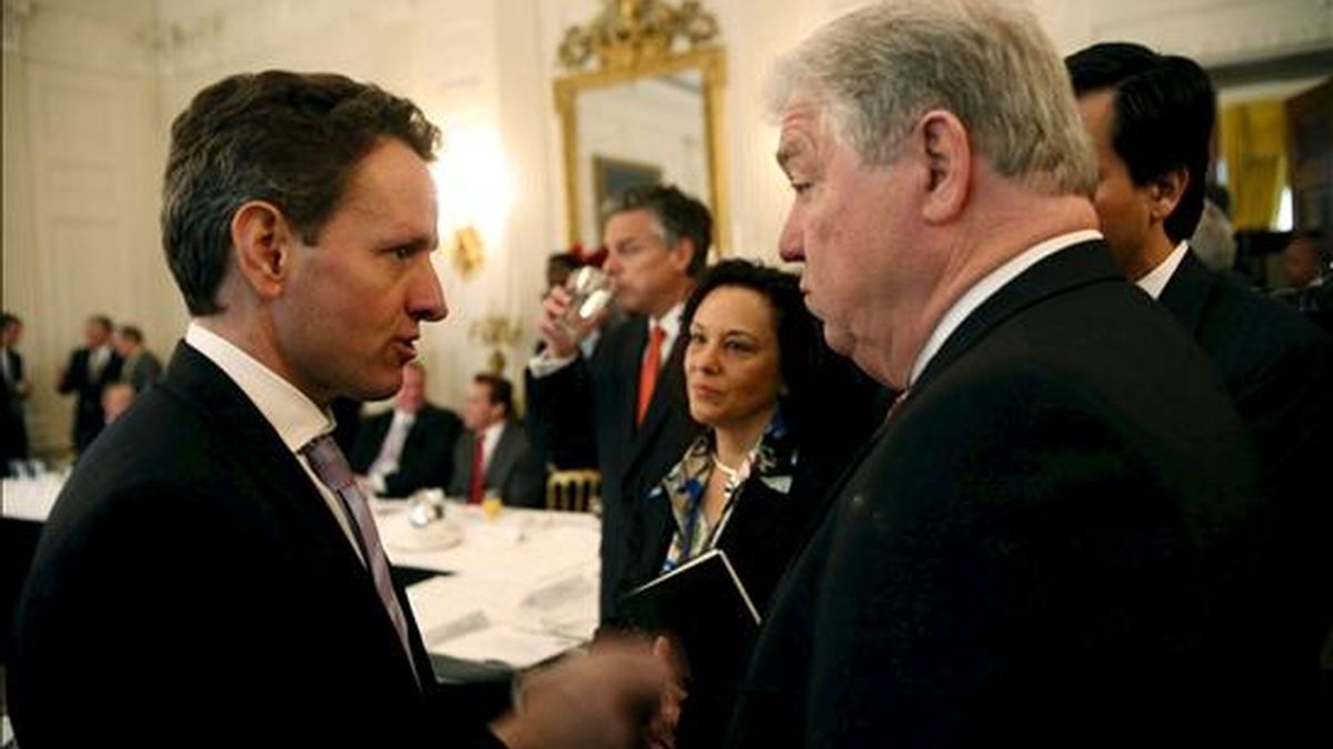 En la imagen, el secretario del Tesoro de EEUU, Tim Geithner, (i), conversa con el gobernador de Mississippi, Haley Barbour, antes del comienzo de la reunión del presidente de los Estados Unidos, Barack Obama, el pasado mes de febrero con los miembros de la Asociación Nacional de Gobernadores en la Casa Blanca, en Washington, EE. UU. EFE/Archivo