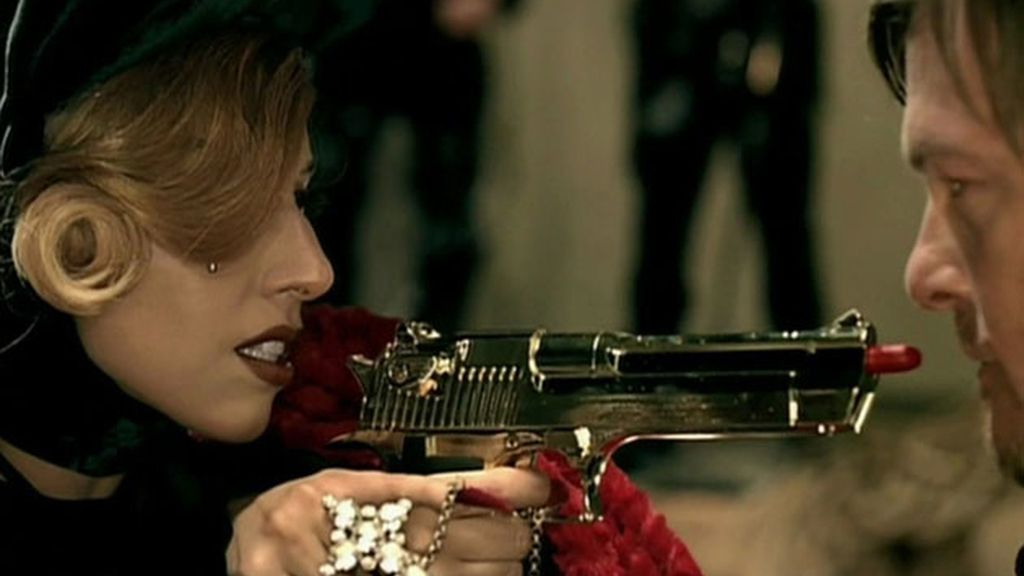 Lady Gaga la lía con su último videoclip