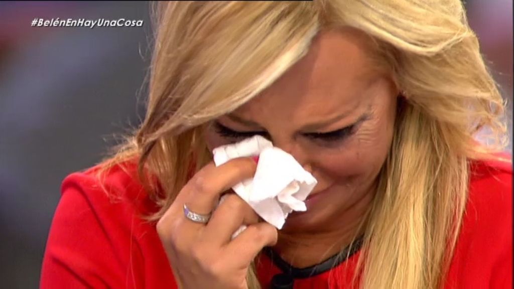 Belén Esteban, emocionada en el plató de 'Hay una cosa...'