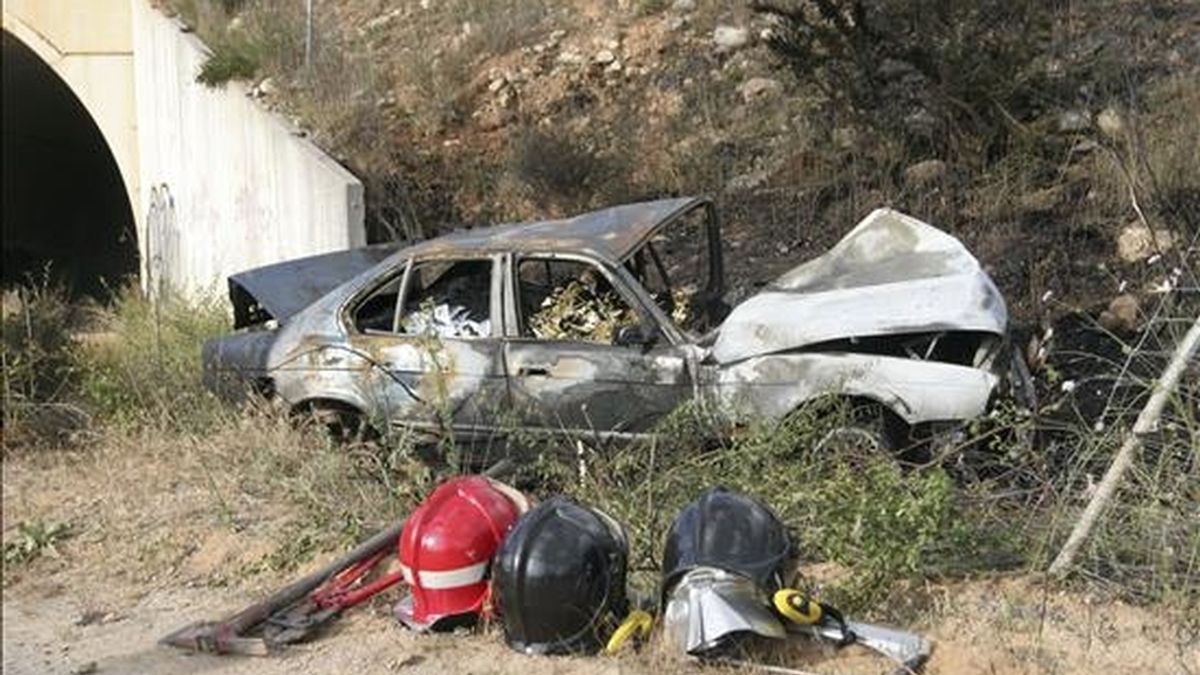 Imagen del coche accidentado en el que ayer fallecieron tres personas cuando el turismo se salió de la vía en el término municipal de Columbrianos, en León. EFE