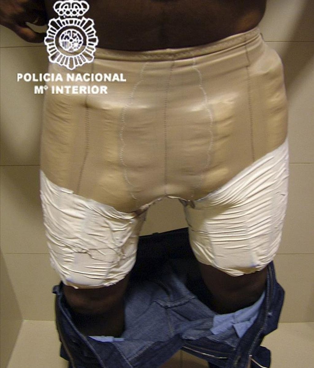 Fotografía facilitada por la Policía Nacional, que, junto con la Guardia Civil del aeropuerto de El Prat, ha intervenido en varias operaciones 15 kilos de cocaína a varios pasajeros que ocultaban la droga en maillots adosados al cuerpo y en dobles fondos del equipaje. EFE
