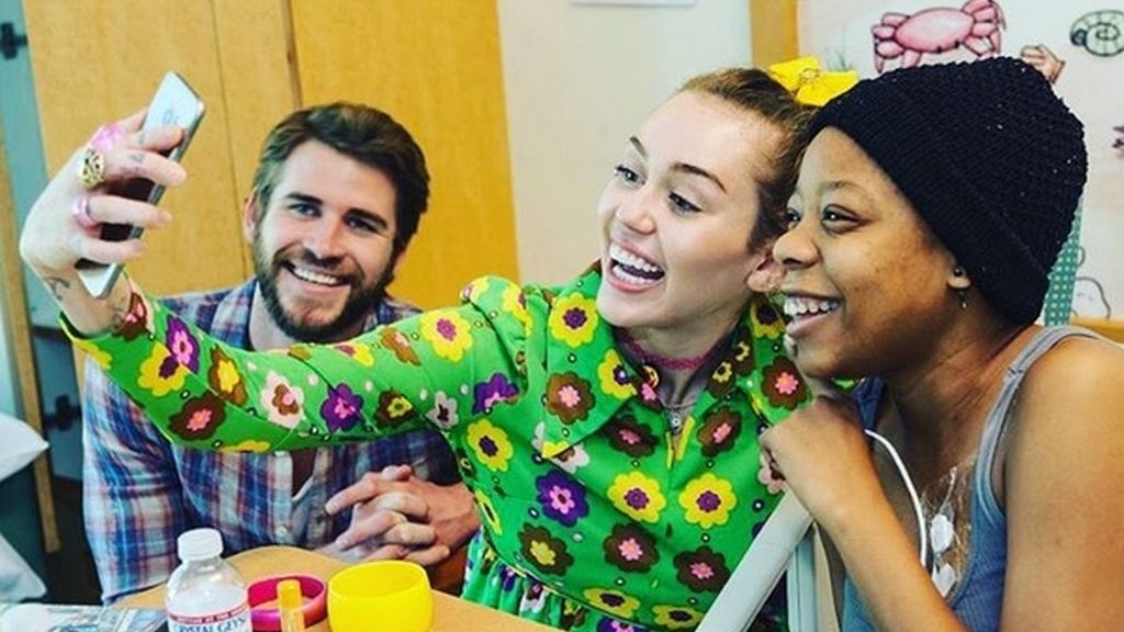 Miley Cyrus y Liam Hemsworth sorprenden a varios niños de un hospital infantil