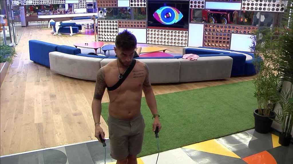 Después a Rodri le tocaba ponerse en forma y marcar músculo con una breve sesión de ejercicio en el salón.