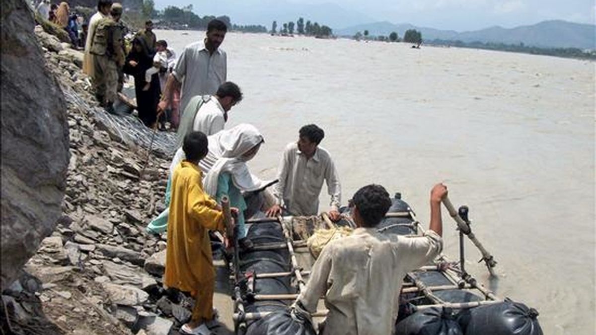 Soldados paquistaníes evacúan hoy a civiles de las zonas inundadas en el valle del Swat, en Khyber-Pakhtunkhwa (Pakistán). Las graves inundaciones en Pakistán ya han causado cientos de víctimas mortales, la mayoría en el noroeste, mientras la misma situación se prevé que llegue al sur del país. EFE