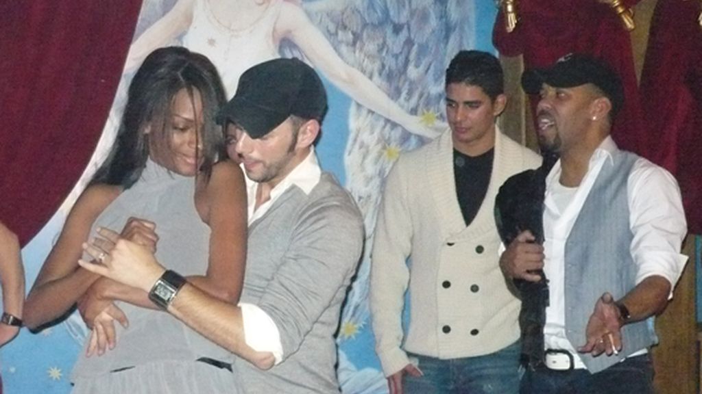 Liz bailando junto a Carles, marido de Chipper
