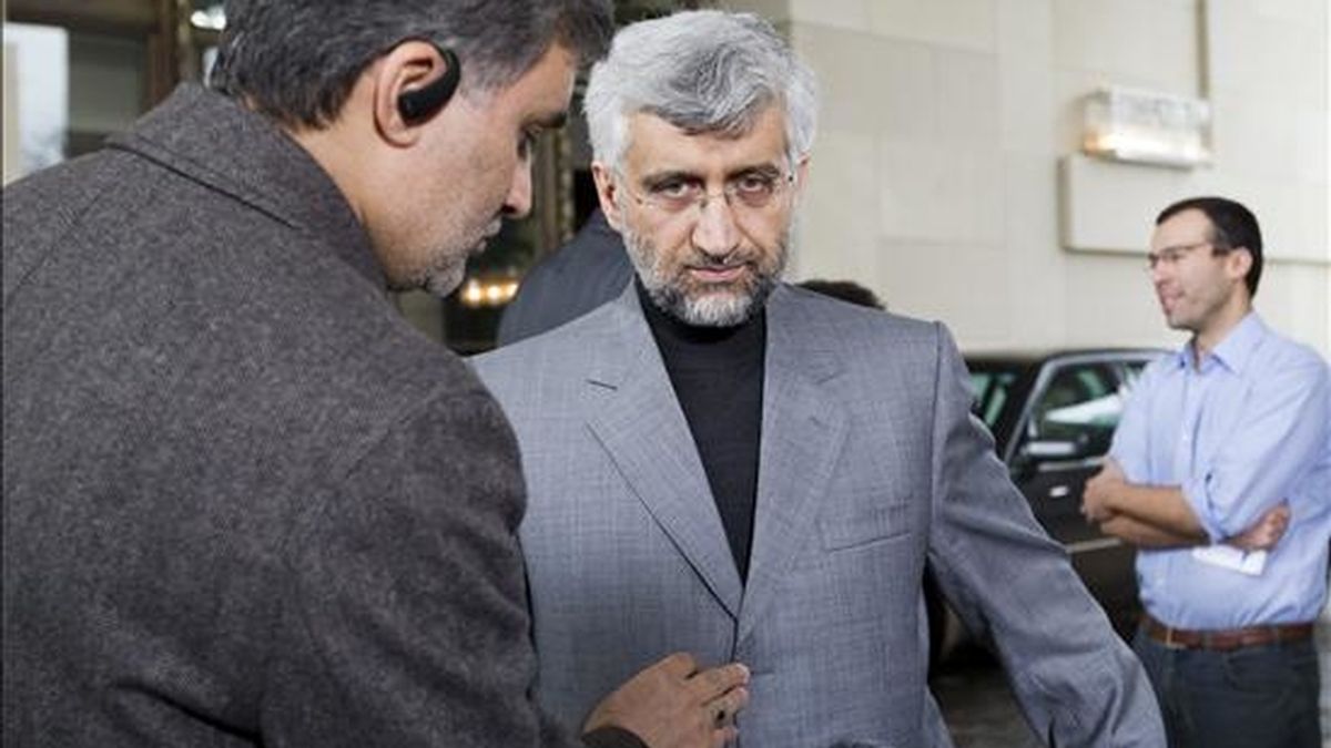El jefe negociador iraní, Saeed Jalili, se prepara para una entrevista con la televisión de su país, al término de la ronda de negociaciones nucleares entre Irán y el grupo de seis grandes potencias mundiales, en Ginebra, Suiza, hoy, 7 de diciembre de 2010. EFE