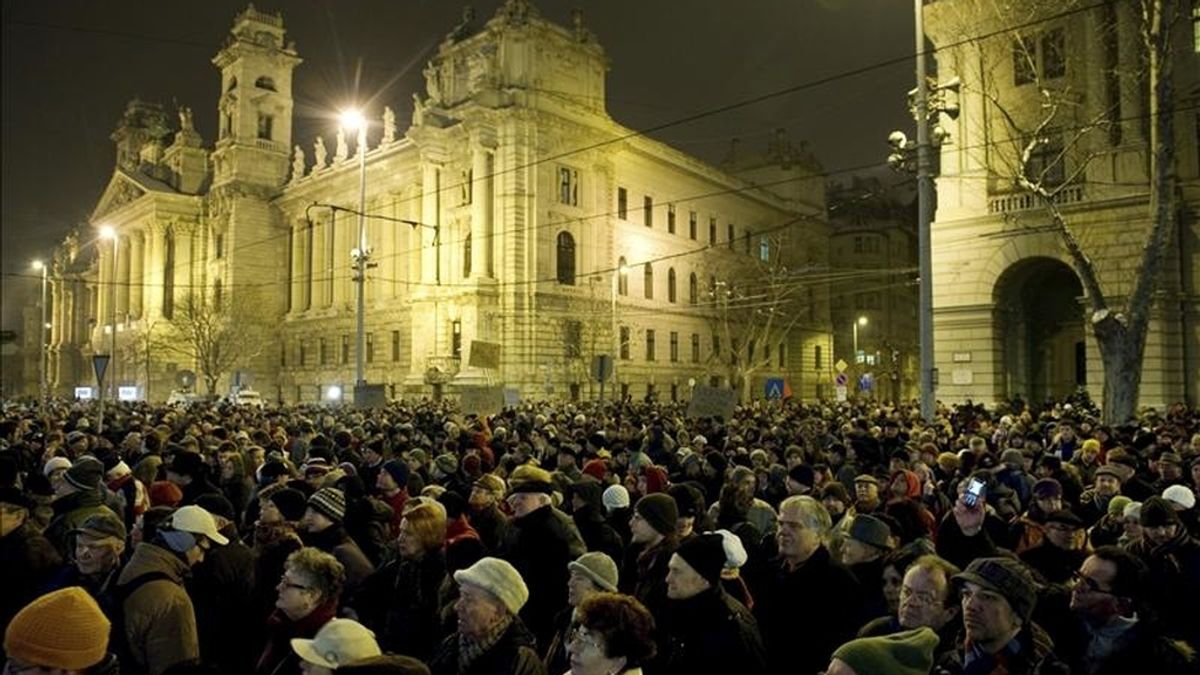 Miles de personas participan, el pasado 27 de enero, en un acto de protesta contra la ley de medios aprobada por el Gobierno húngaro en la plaza Kossuth en Budapest, Hungría. EFE/Archivo
