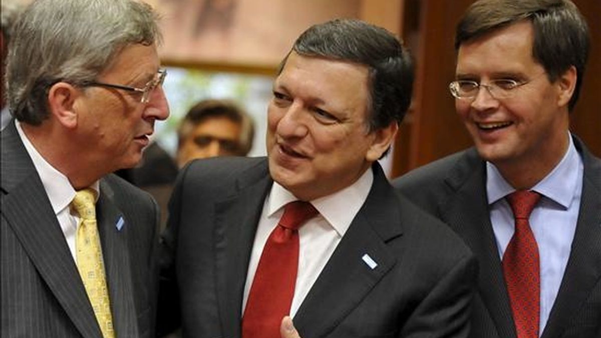 El presidente de la Comisión Europea, José Manuel Durao Barroso (centro), conversa con el primer ministro de Luxemburgo, Jean-Claude Juncker (izq.),  y el primer ministro holandés, Jan Peter Balkenende. EFE