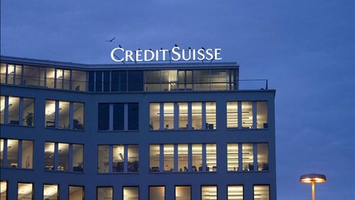 En la imagen, logotipo del banco Credit Suisse en un edificio de la compañía en Zúrich (Suiza). El segundo banco más importante de suiza, el Credit Suisse, anunció hoy que ha registrado una pérdida neta de 8.220 millones de francos (unos 5.500 millones de euros) en el ejercicio 2008, de los que 6.000 millones de francos correspondieron al cuarto trimestre del año pasado. EFE