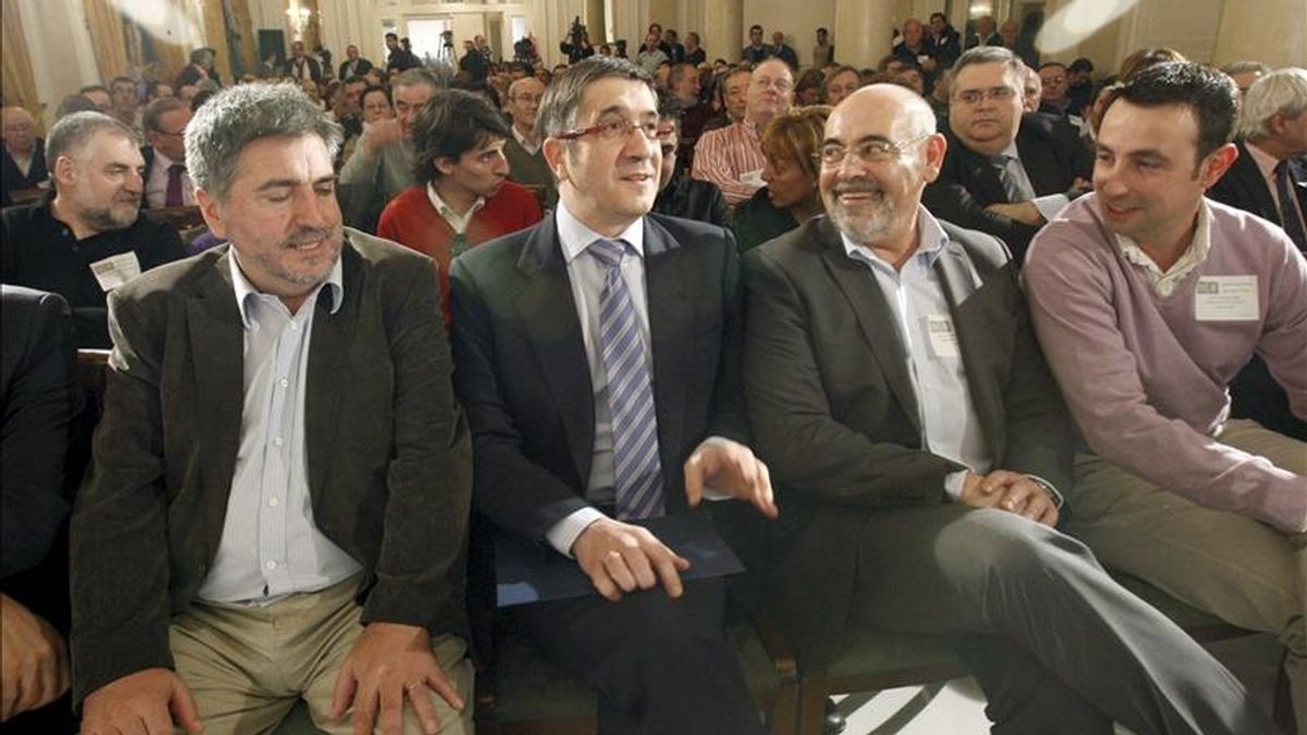 El secretario general del PSE-EE y lehendakari, Patxi López (2i), junto al presidente del partido, Jesús Eguiguren (i); el secretario general de Vizcaya, José Antonio Pastor (2d), y el secretario de Coordinación de Áreas, Mikel Torres (d), presidió el Comité Nacional Extraordinario de su partido para aprobar las candidaturas a las elecciones de mayo, en una reunión en la que hará un análisis de la situación política. EFE