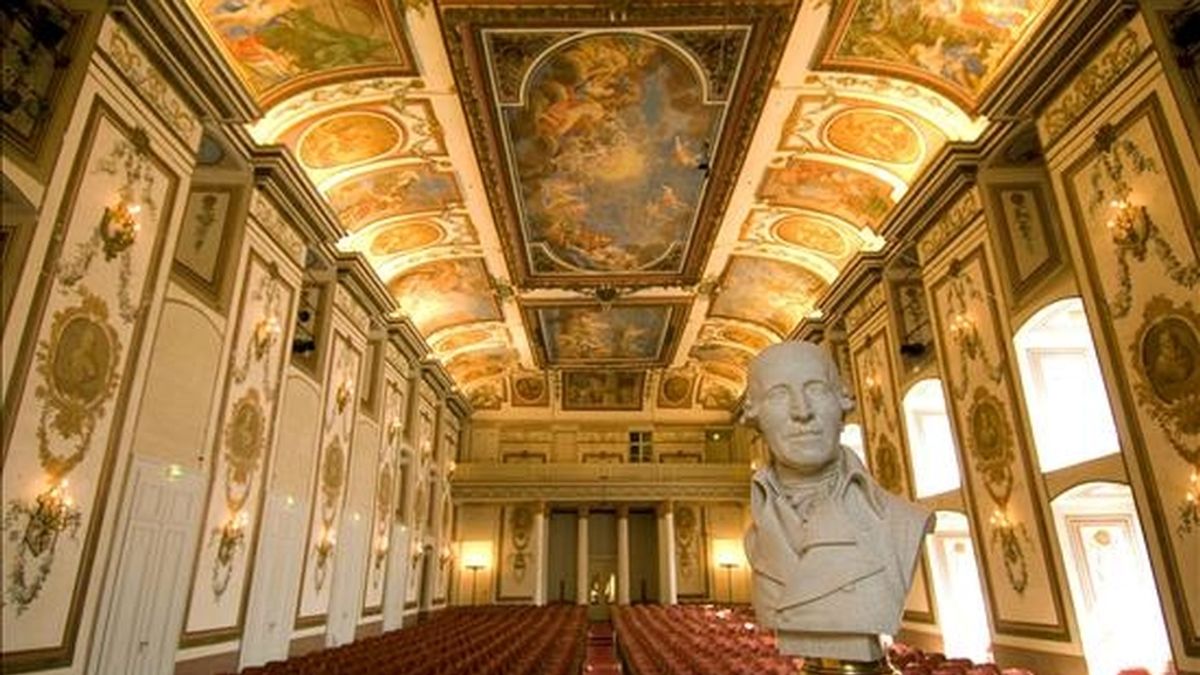 La ciudad austríaca de Eisenstadt, al este de Viena y contigua a la frontera con Hungría, se ha convertido en el centro del intenso jubileo con motivo del segundo centenario de la muerte del compositor Joseph Haydn. En la foto la Sala Haydn del Palacio Esterházy. EFE